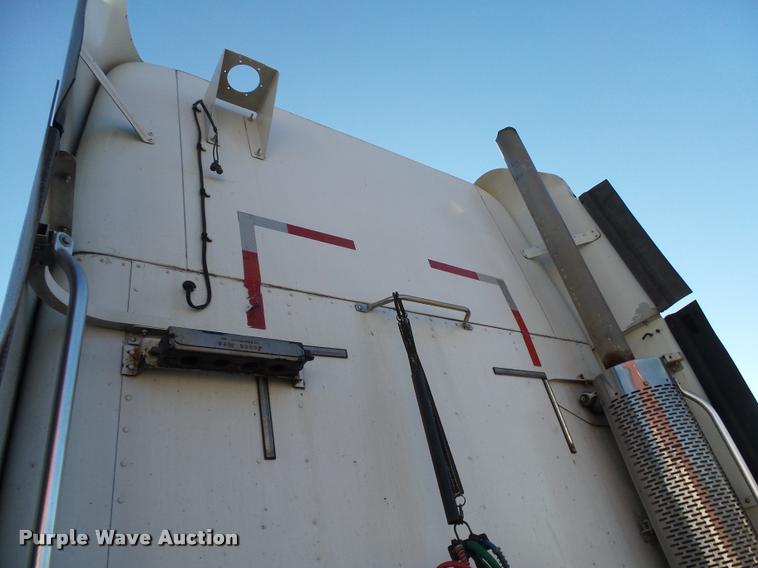 image for item K1074 2001 Freightliner Century Class semi truck