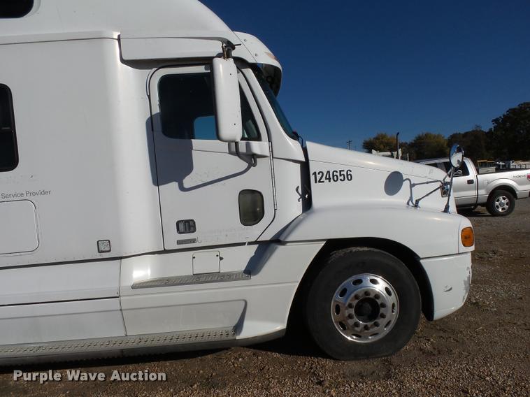 image for item K1074 2001 Freightliner Century Class semi truck