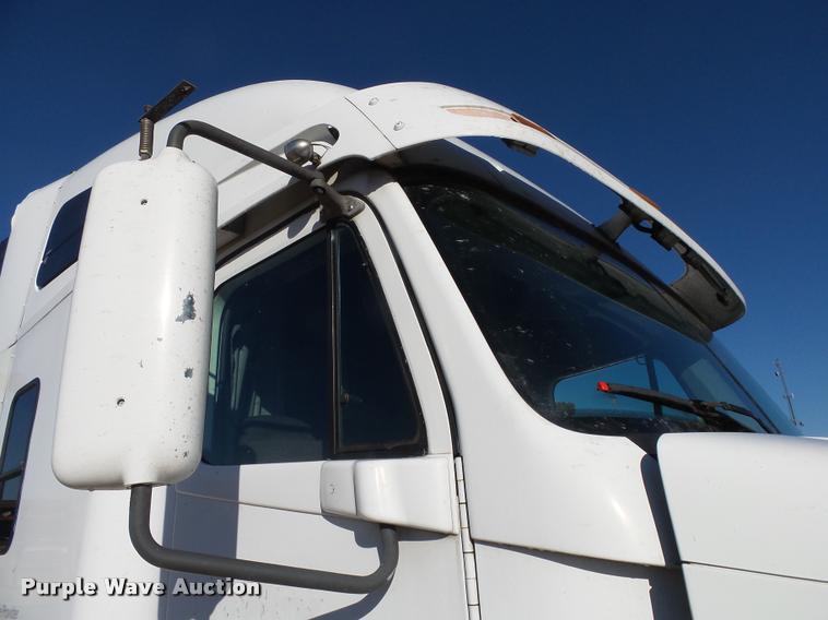 image for item K1074 2001 Freightliner Century Class semi truck