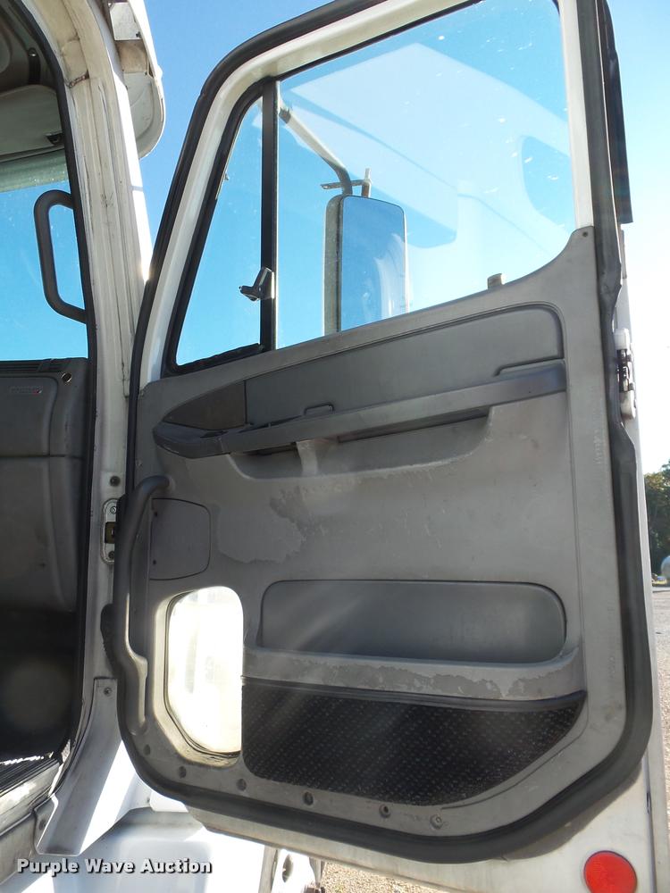 image for item K1074 2001 Freightliner Century Class semi truck