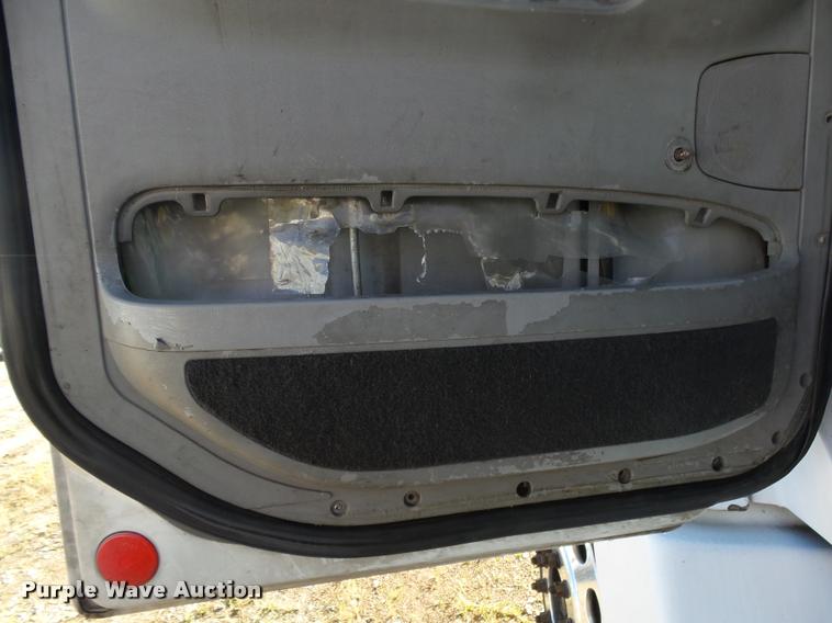 image for item K1074 2001 Freightliner Century Class semi truck