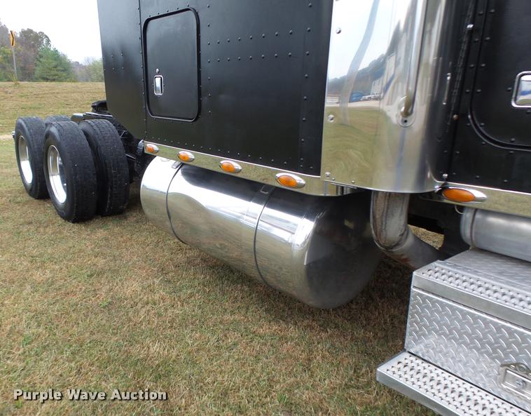 image for item K5630 1999 Peterbilt 379 semi truck