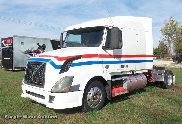 image for item L4448 2006 Volvo VNL semi truck