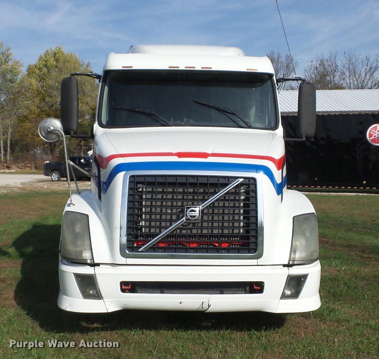 image for item L4448 2006 Volvo VNL semi truck