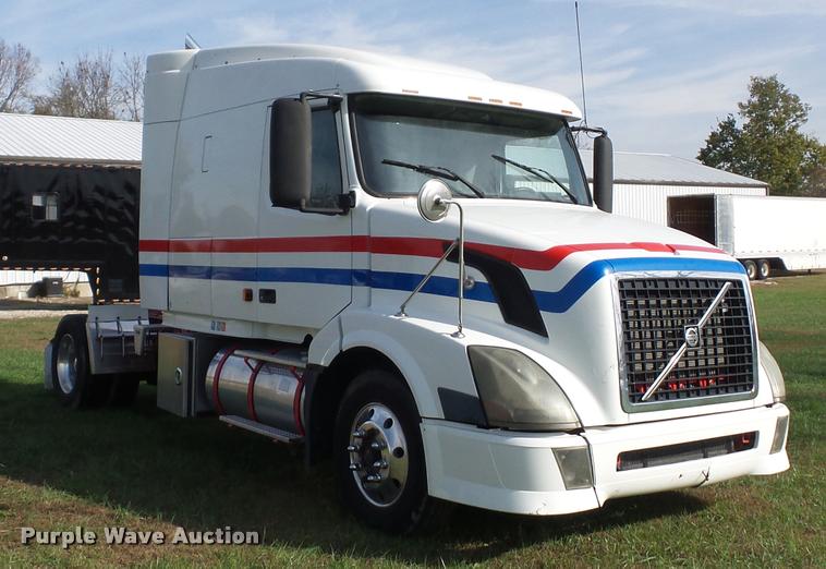 image for item L4448 2006 Volvo VNL semi truck