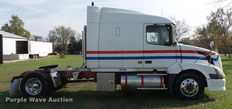 image for item L4448 2006 Volvo VNL semi truck