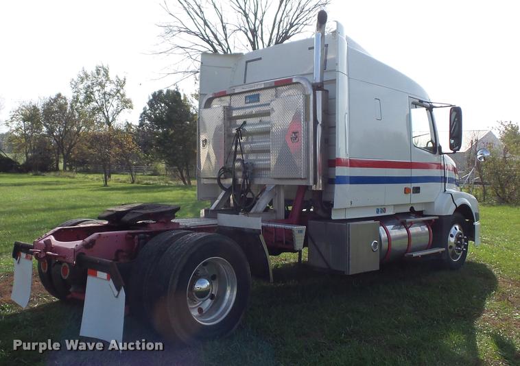 image for item L4448 2006 Volvo VNL semi truck