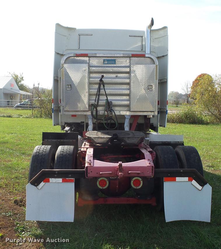 image for item L4448 2006 Volvo VNL semi truck