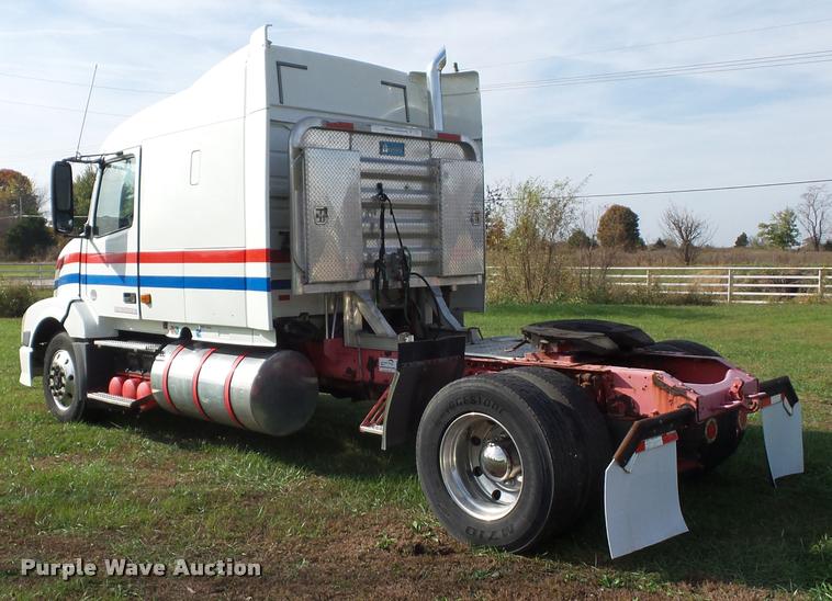 image for item L4448 2006 Volvo VNL semi truck