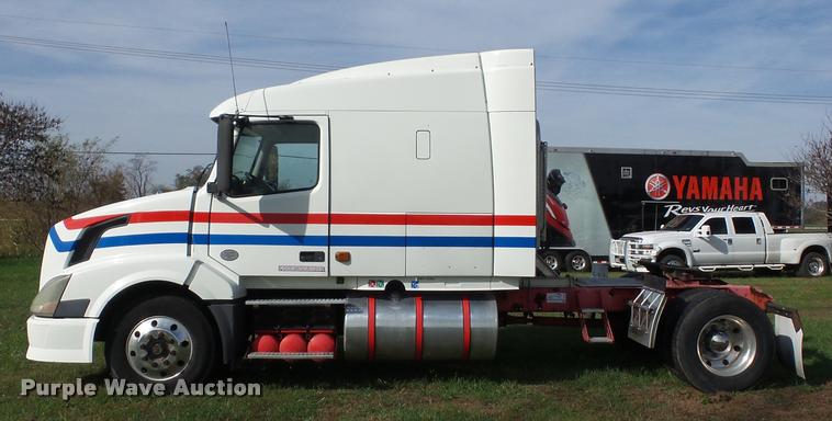 image for item L4448 2006 Volvo VNL semi truck