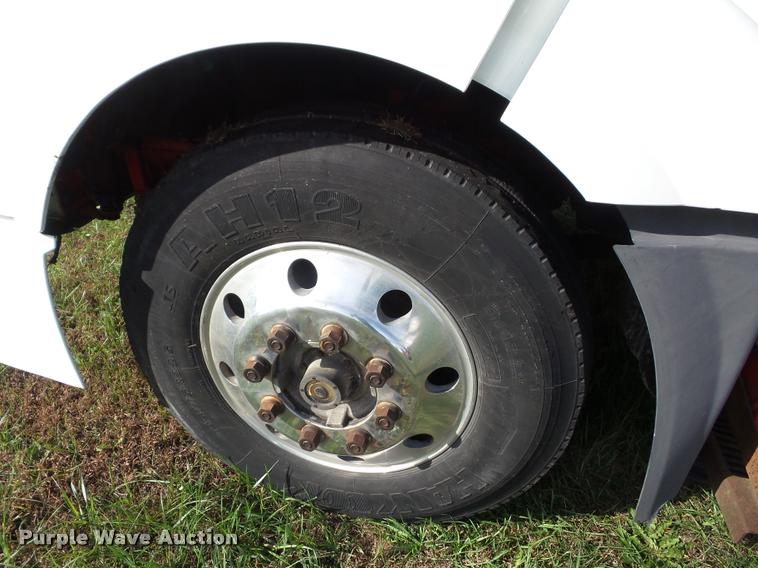 image for item L4448 2006 Volvo VNL semi truck