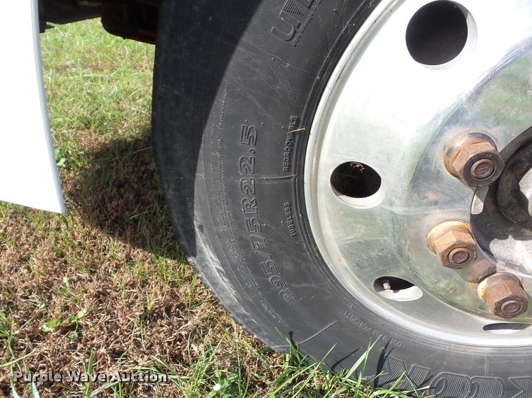 image for item L4448 2006 Volvo VNL semi truck