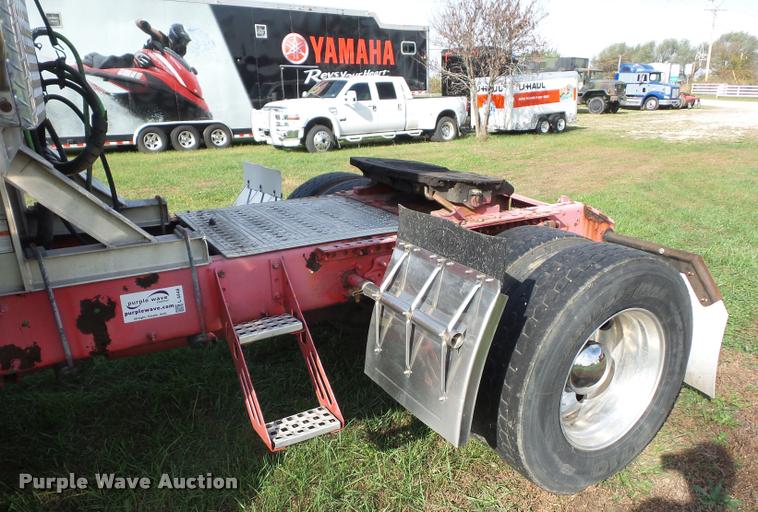 image for item L4448 2006 Volvo VNL semi truck