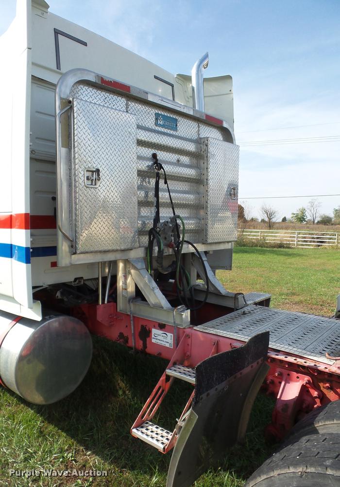 image for item L4448 2006 Volvo VNL semi truck