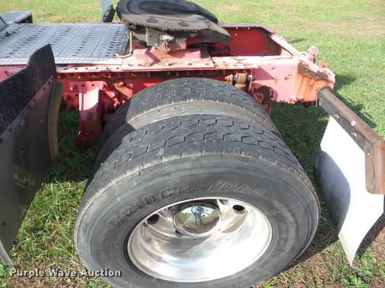 image for item L4448 2006 Volvo VNL semi truck