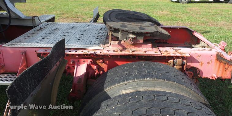 image for item L4448 2006 Volvo VNL semi truck