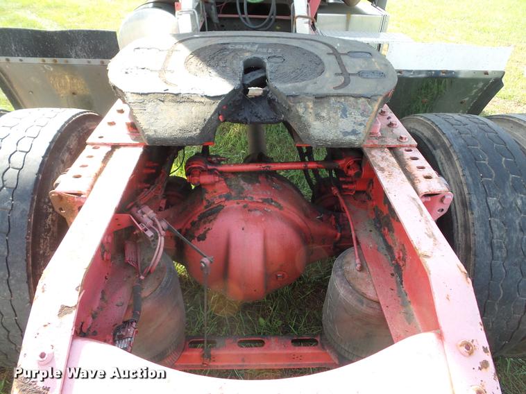 image for item L4448 2006 Volvo VNL semi truck