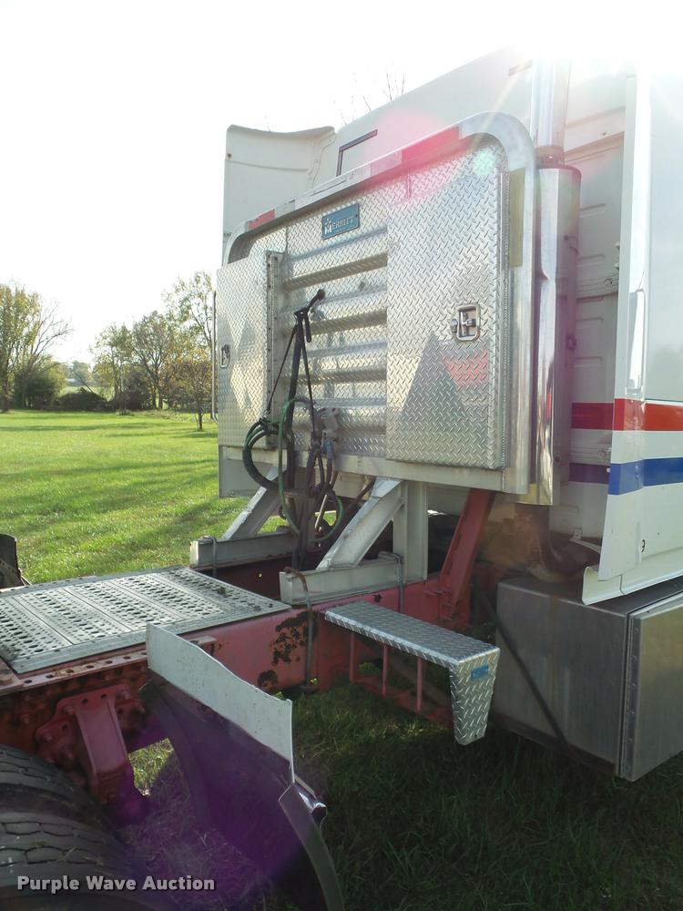 image for item L4448 2006 Volvo VNL semi truck