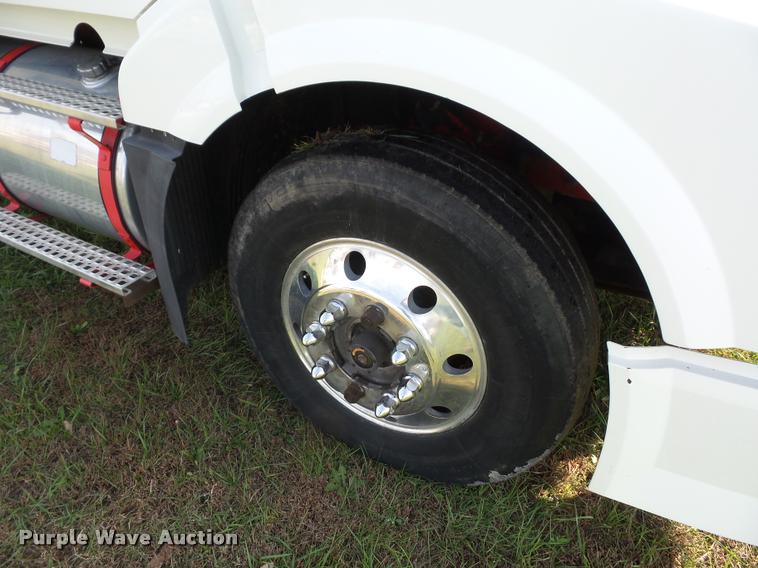 image for item L4448 2006 Volvo VNL semi truck