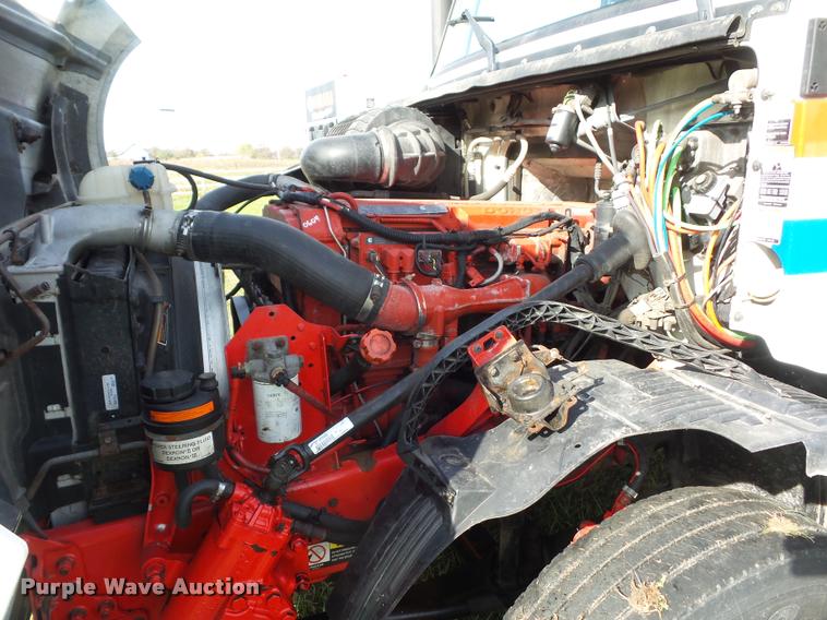 image for item L4448 2006 Volvo VNL semi truck