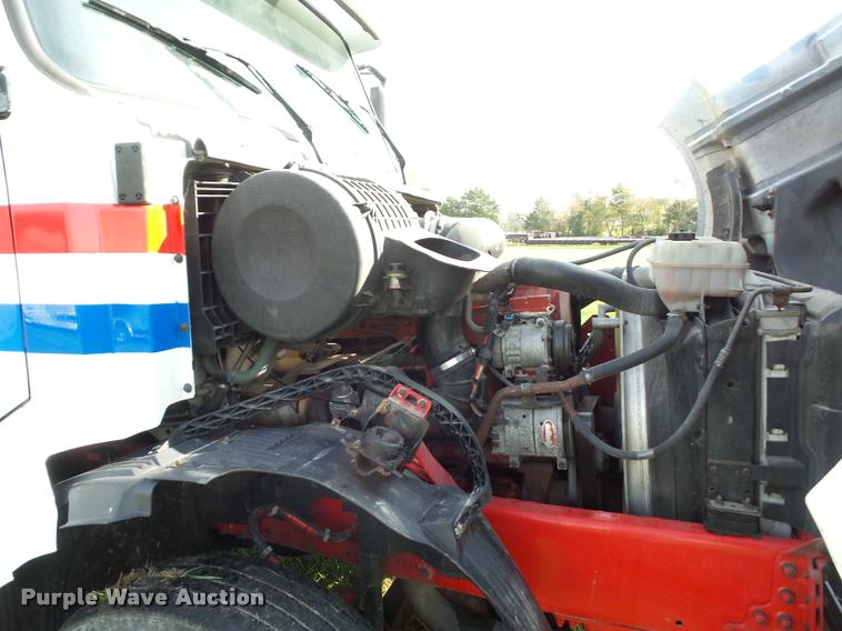 image for item L4448 2006 Volvo VNL semi truck