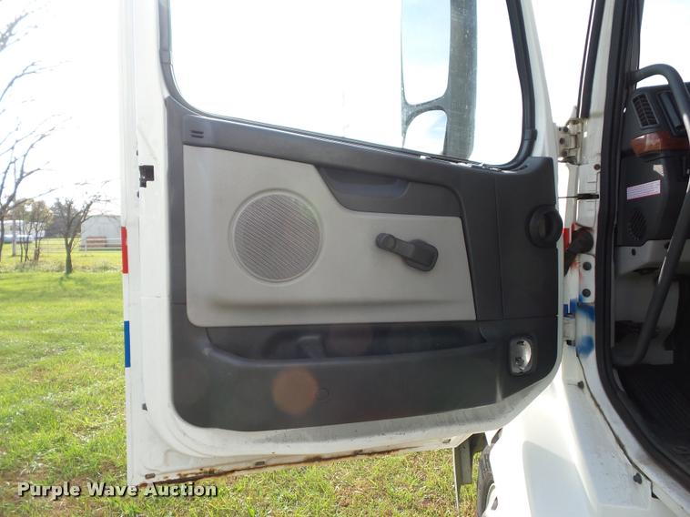 image for item L4448 2006 Volvo VNL semi truck