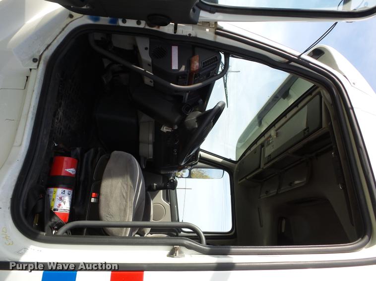 image for item L4448 2006 Volvo VNL semi truck