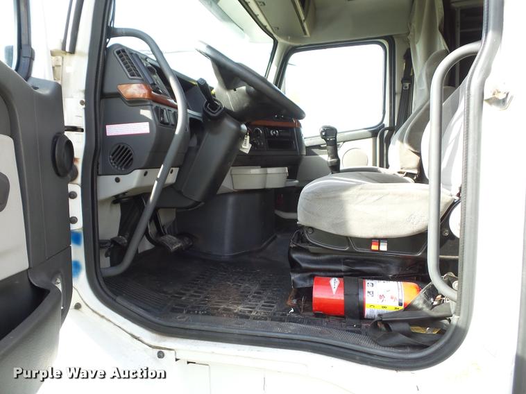 image for item L4448 2006 Volvo VNL semi truck