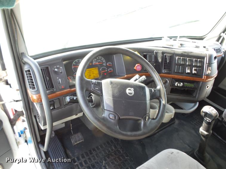 image for item L4448 2006 Volvo VNL semi truck