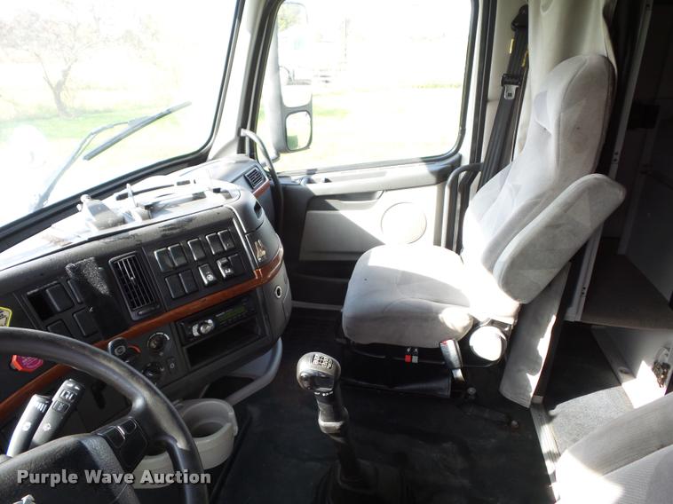 image for item L4448 2006 Volvo VNL semi truck