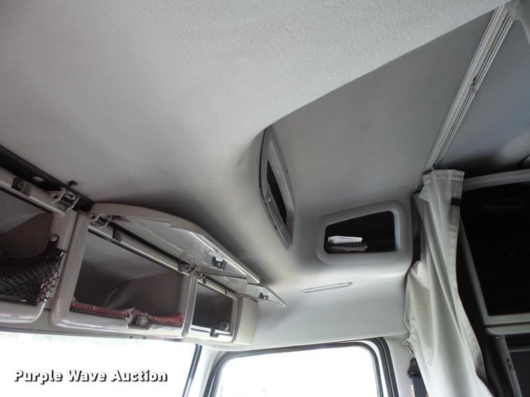 image for item L4448 2006 Volvo VNL semi truck