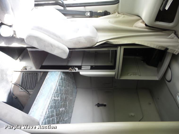 image for item L4448 2006 Volvo VNL semi truck