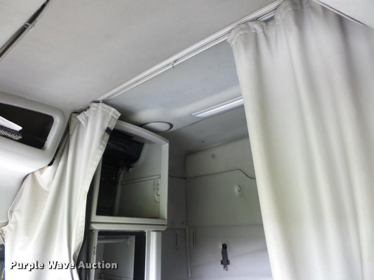 image for item L4448 2006 Volvo VNL semi truck