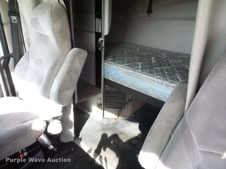 image for item L4448 2006 Volvo VNL semi truck