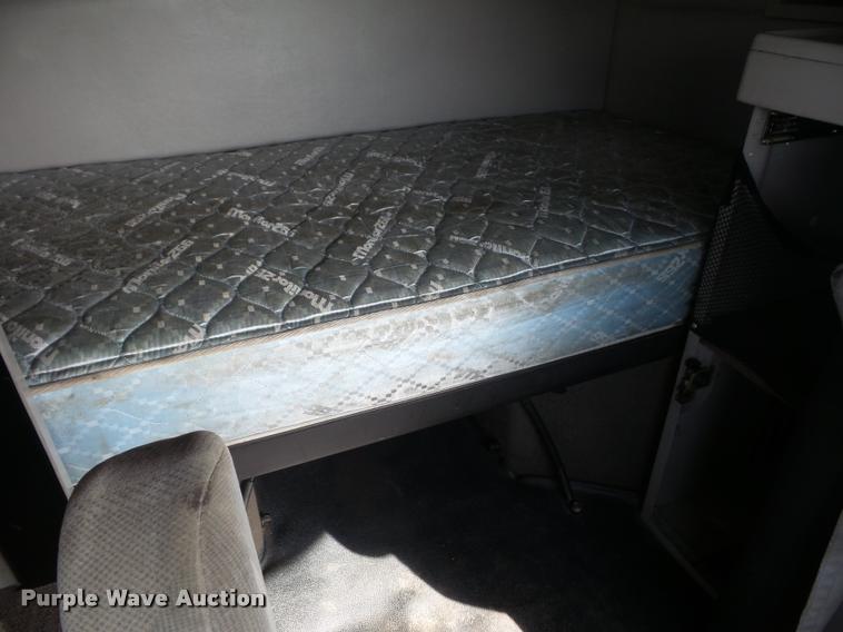 image for item L4448 2006 Volvo VNL semi truck