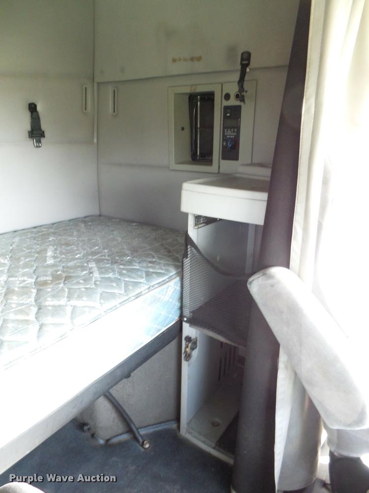 image for item L4448 2006 Volvo VNL semi truck