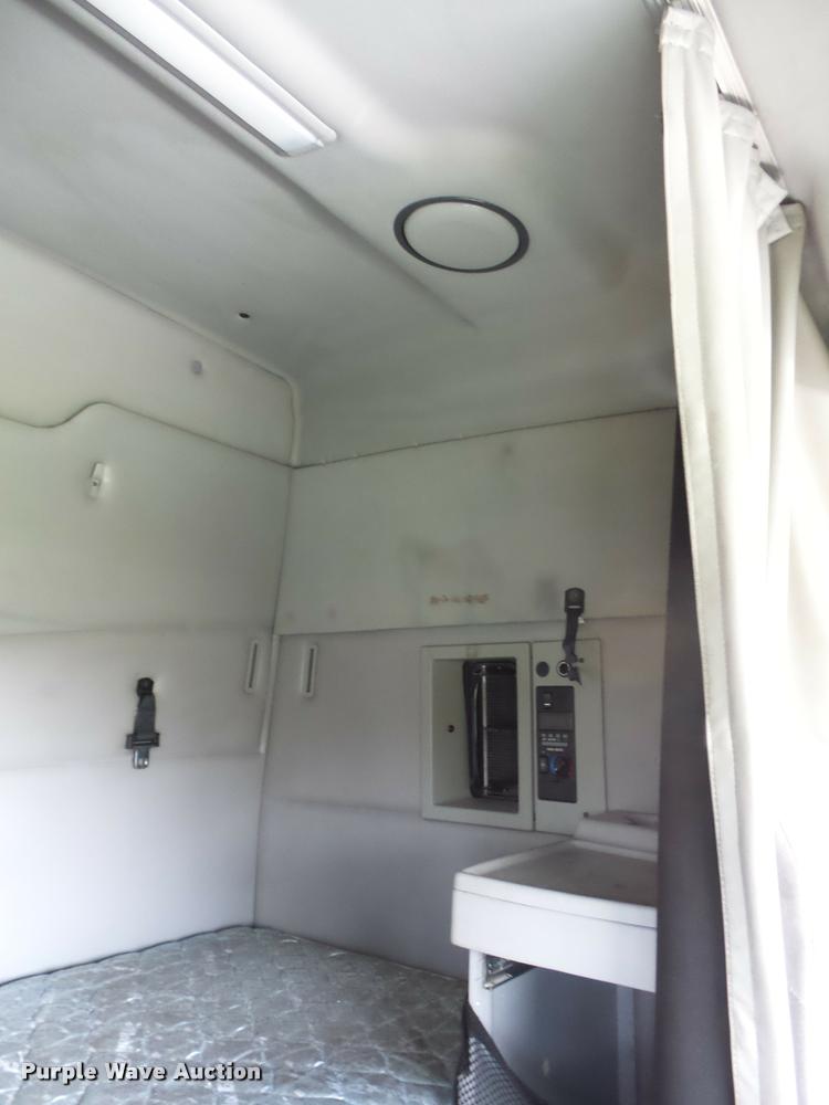 image for item L4448 2006 Volvo VNL semi truck