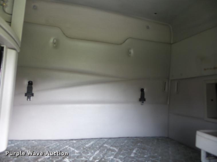 image for item L4448 2006 Volvo VNL semi truck