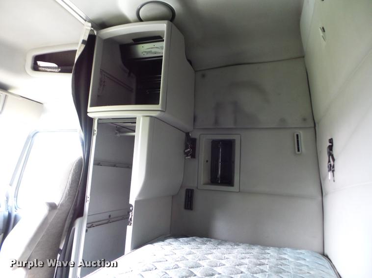 image for item L4448 2006 Volvo VNL semi truck