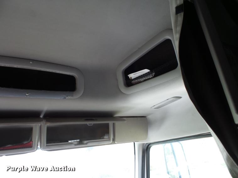 image for item L4448 2006 Volvo VNL semi truck