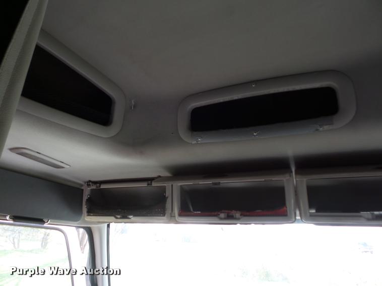 image for item L4448 2006 Volvo VNL semi truck