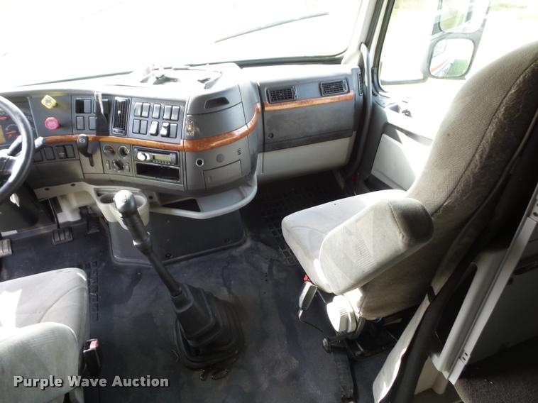 image for item L4448 2006 Volvo VNL semi truck