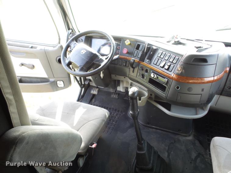 image for item L4448 2006 Volvo VNL semi truck