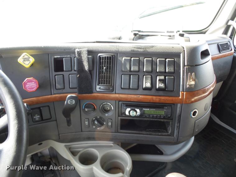 image for item L4448 2006 Volvo VNL semi truck