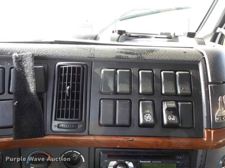 image for item L4448 2006 Volvo VNL semi truck