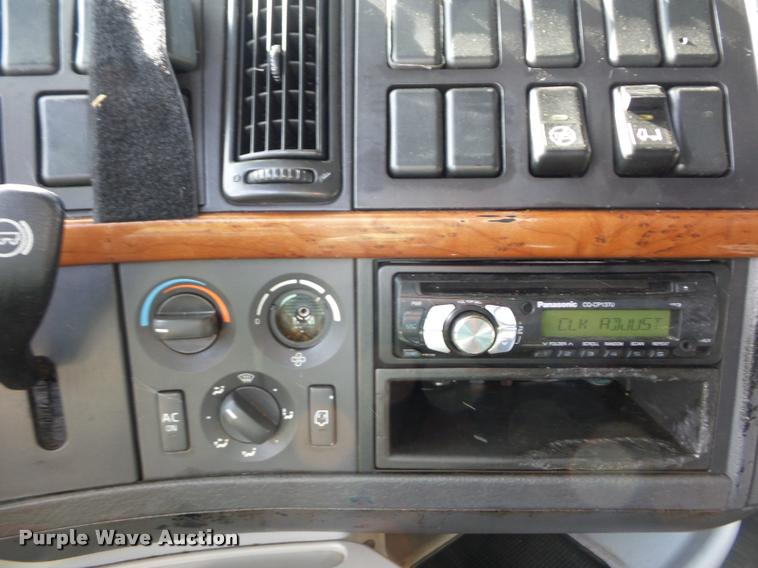 image for item L4448 2006 Volvo VNL semi truck