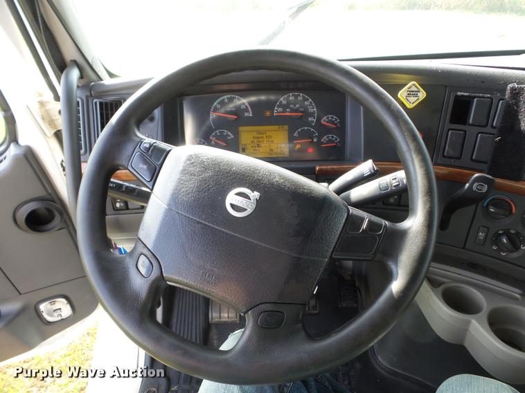 image for item L4448 2006 Volvo VNL semi truck