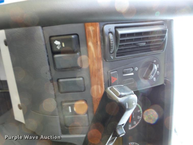 image for item L4448 2006 Volvo VNL semi truck