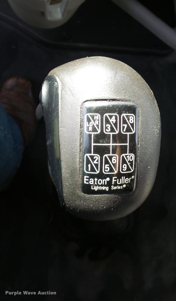 image for item L4448 2006 Volvo VNL semi truck