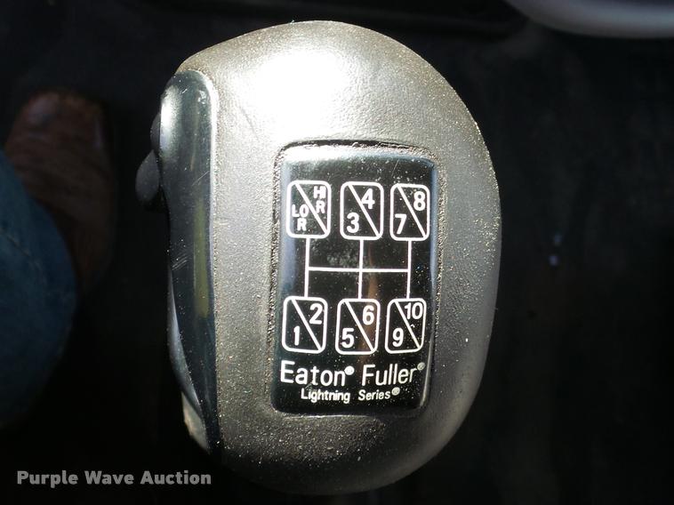 image for item L4448 2006 Volvo VNL semi truck